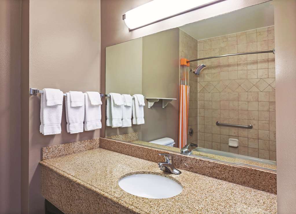 La Quinta Inn & Suites by Wyndham Granbury - photo 16