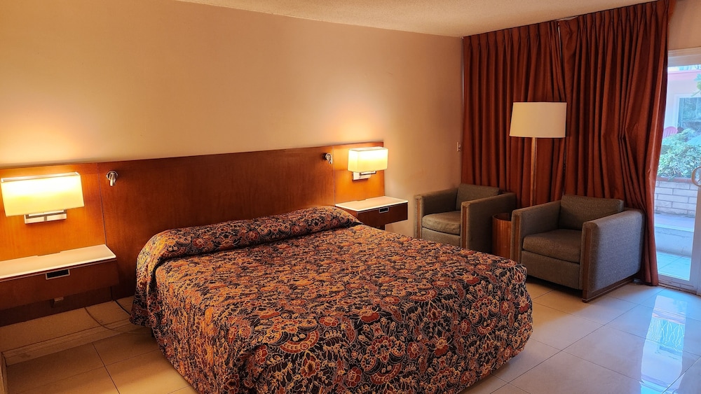 Royal Century Hotel - photo 10