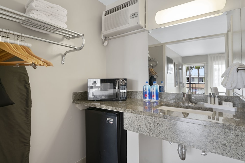 Vagabond Inn Ventura - photo 22