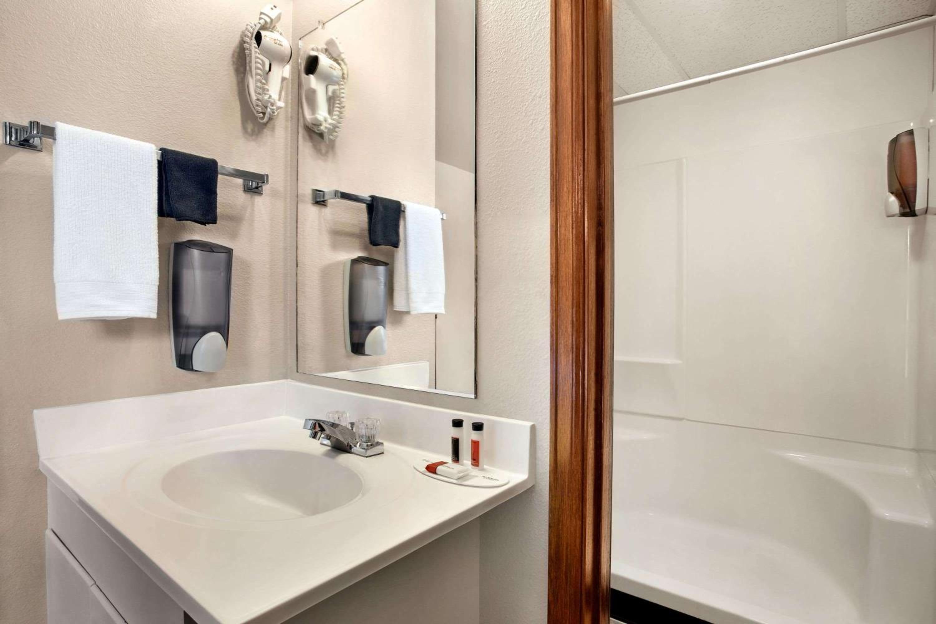 Travelodge by Wyndham Guernsey - photo 15