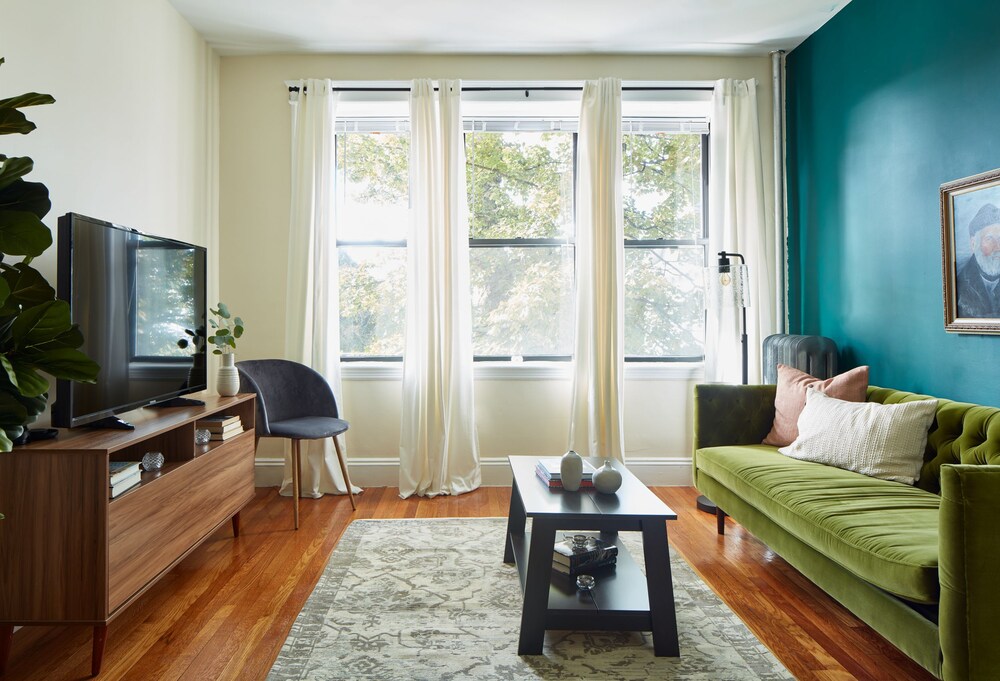 Classic 1BR in Brighton - featured photo