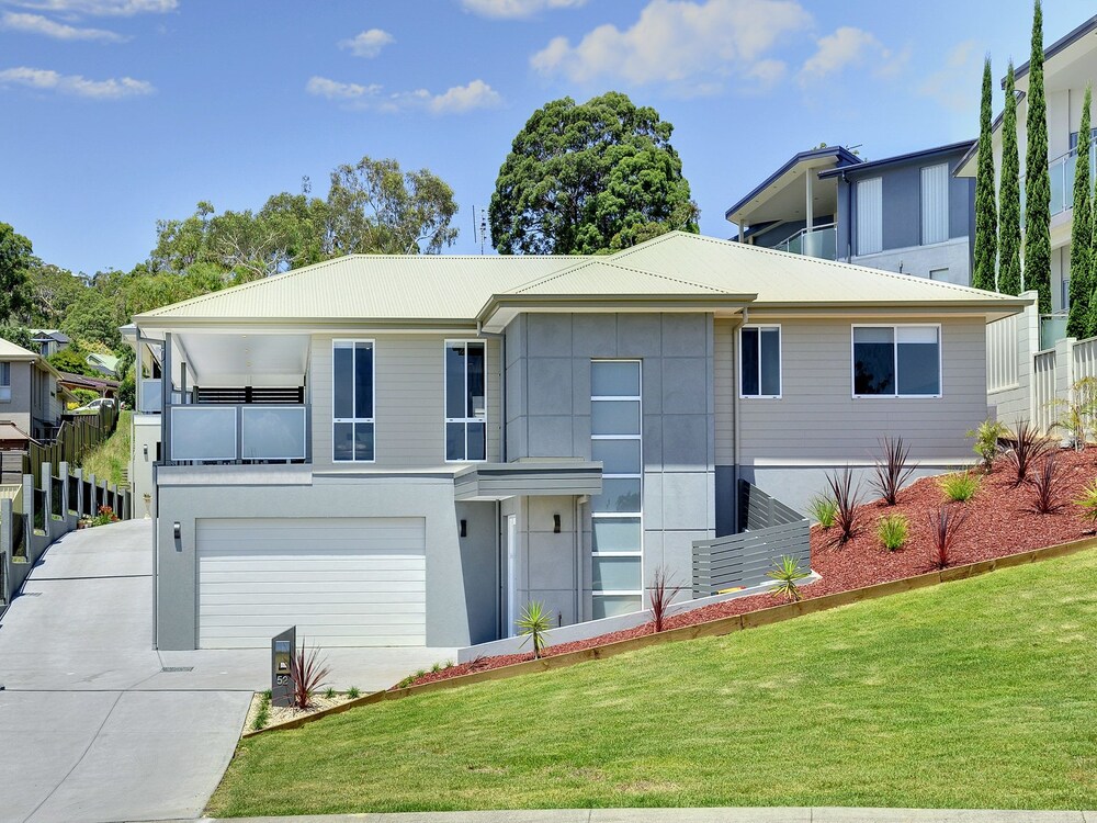 Signature House 52 Saratoga Avenue — 4-Star Luxury Hotel in Corlette, Australia
