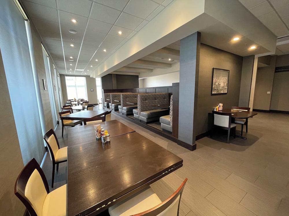 Holiday Inn Hotel & Suites Farmington Hills Detroit NW by IHG - photo 37