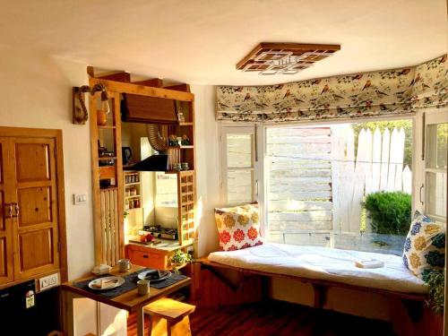 Windowbox Studio Kitchenette Lawn Wfh — 4-Star Luxury Hotel in Dalhousie, India