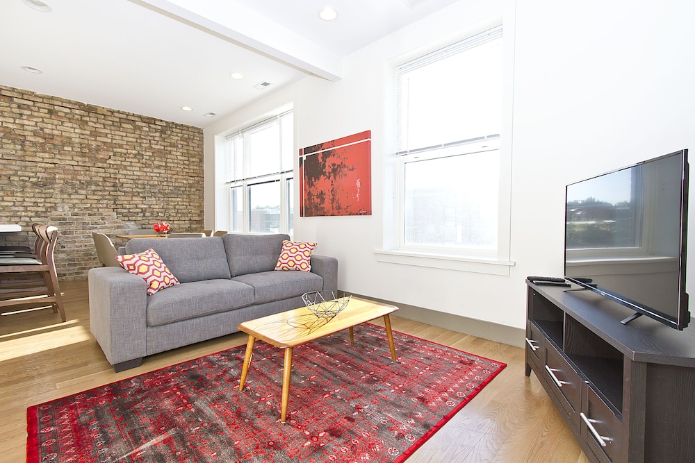 Vibrant 2BR in Wrigleyville by Sonder in Chicago, United States