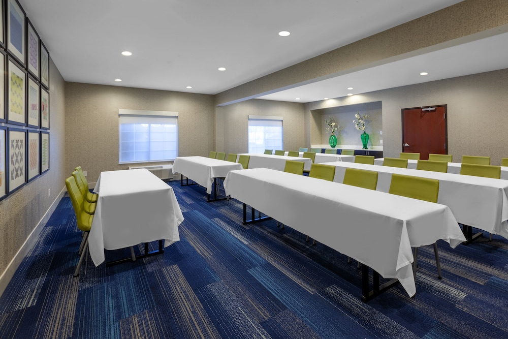 Holiday Inn Express Hotel & Suites Woodhaven by IHG - photo 61