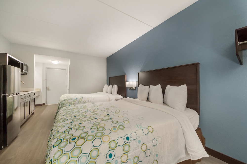 HomeTowne Studios by Red Roof San Antonio Seaworld Northwest - photo 6