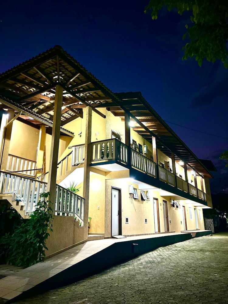 Camping Pousada Ilha do Mel Frente ao Mar — hotel in Boraceia