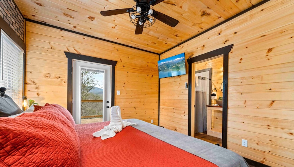 Hidden Gem Masterpiece By Ghosal Luxury Lodging — 4-Star Luxury Hotel in Gatlinburg, United States