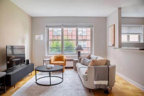 Evanston 2br w courtyard nr Northwestern beach CHI 956 — 4-Star Luxury Hotel in Evanston, United States