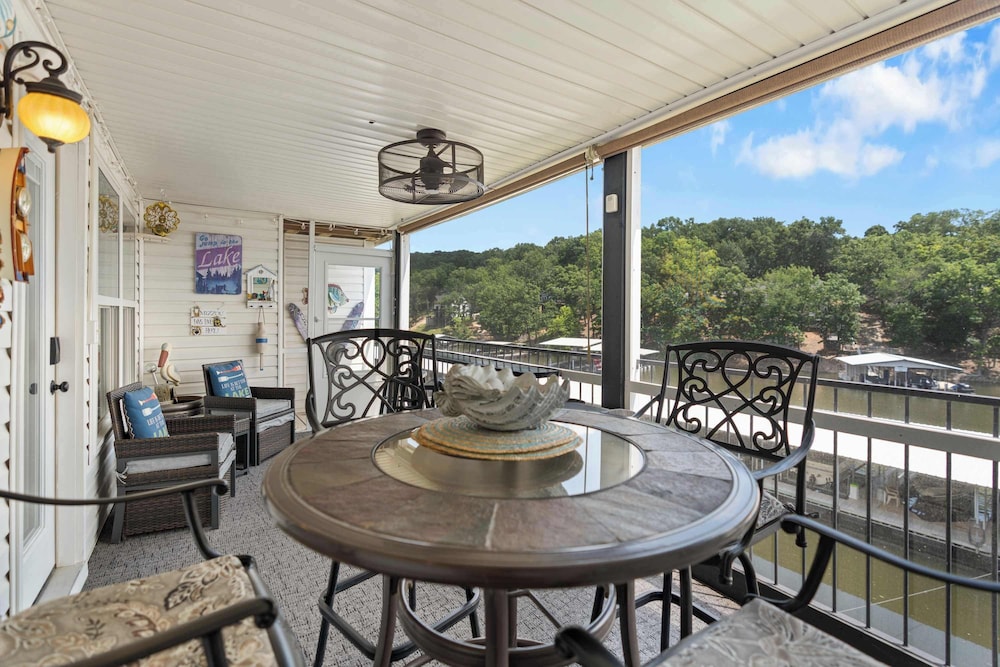 Latibe Retreat Lakefront Condo for 4 w Balcony & Pool Access — 4-Star Luxury Hotel in Lake Ozark, United States