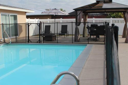 Rotonda Pool Oasis Near Beaches Sleeps 9 — hotel in Rotonda West