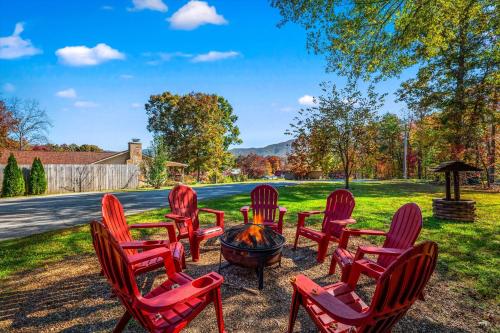Peaceful Mtn View Hot Tub Fire Pit Pets Pond — 4-Star Luxury Hotel in Sevierville, United States