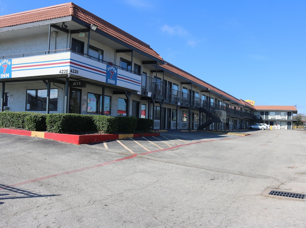 Super 7 Inn Dallas Near Duncanville - photo 17