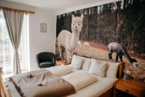 Alpakas Lamas und Rentiere zum Grünen See — hotel in Grossdorf