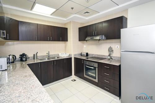 Steps Away From the Beach & Entertainment Hubs 1BR Unit Torch Tower Dubai Marina by Deluxe Holiday Homes — 4-Star Luxury Hotel in Dubai, United Arab Emirates