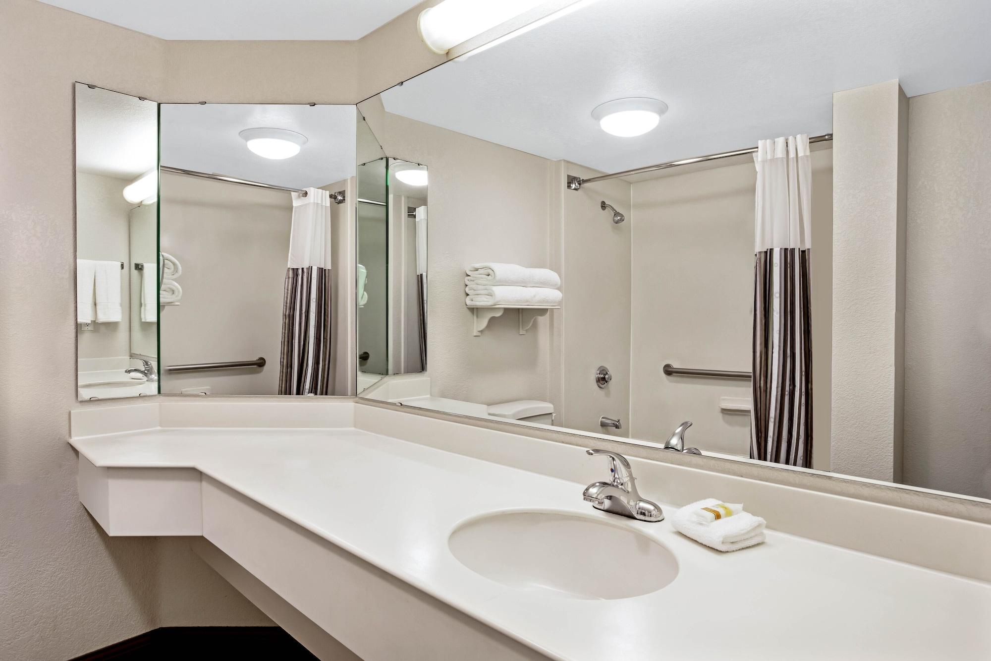 La Quinta Inn & Suites by Wyndham Charleston Riverview - photo 24