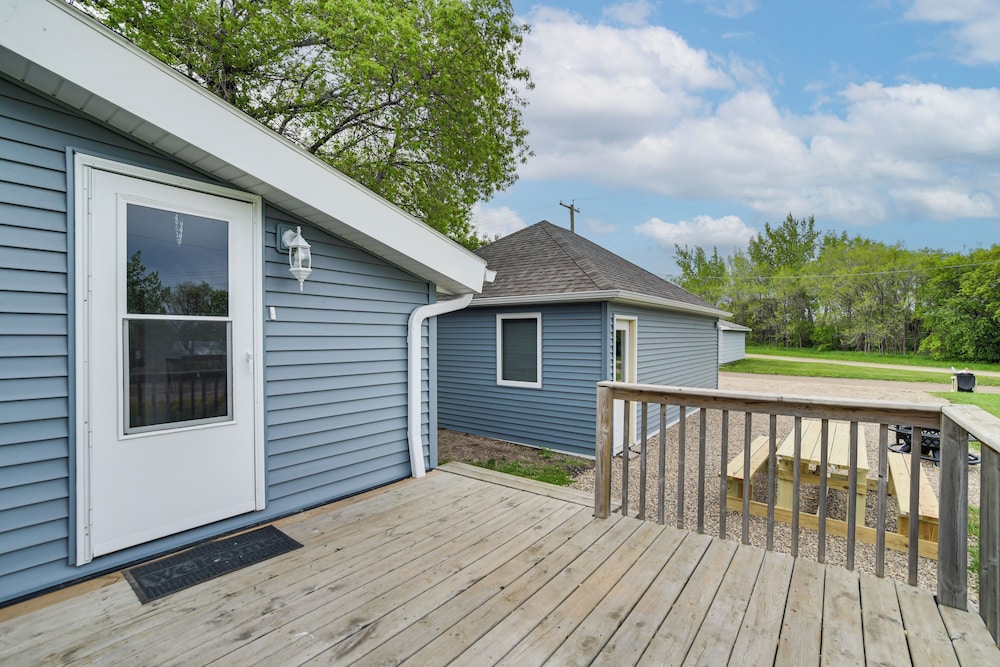Serene Devils Lake House w Deck Fire Pit — Devils Lake — photo 2