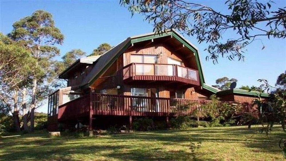 Sublime Cedar Lodge Leura — 4-Star Luxury Hotel in Leura, Australia