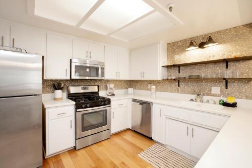 Brownie’s Den Modern Cozy Central Resort Condo — Big Bear Lake — photo 5