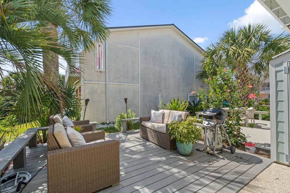 Newly Renovated 140 Feet To White Sandy Beaches Pool Grill - photo 37