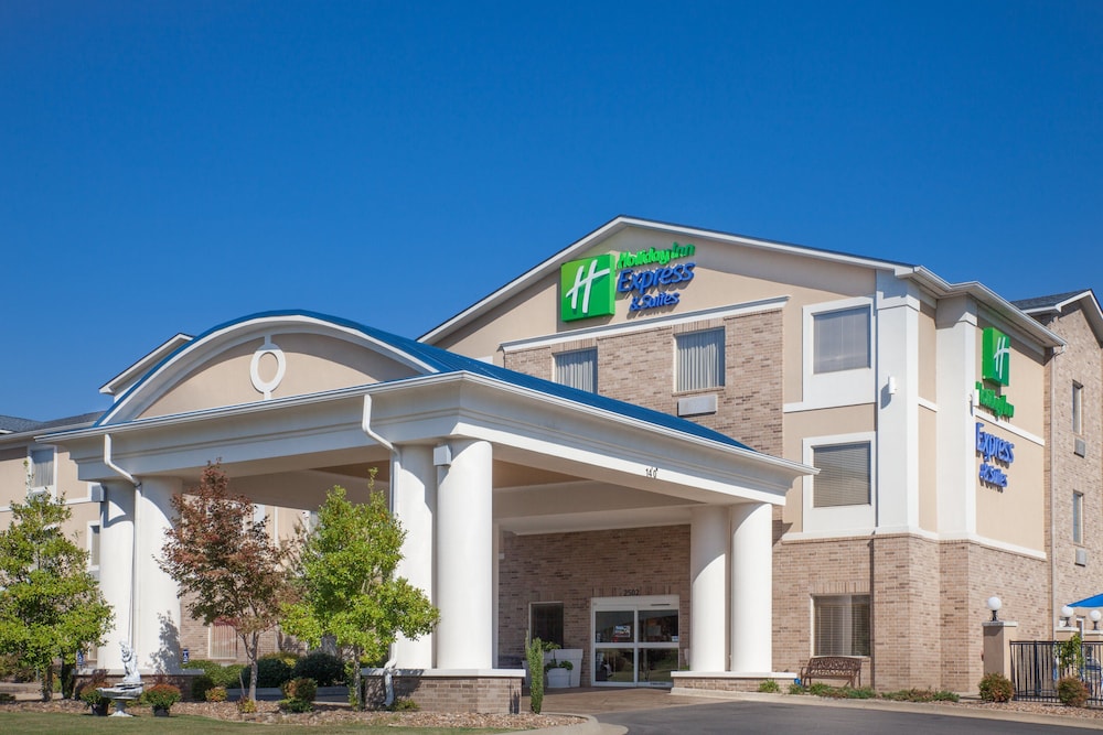 Holiday Inn Express Hotel & Suites Clarksville by IHG in Clarksville, United States