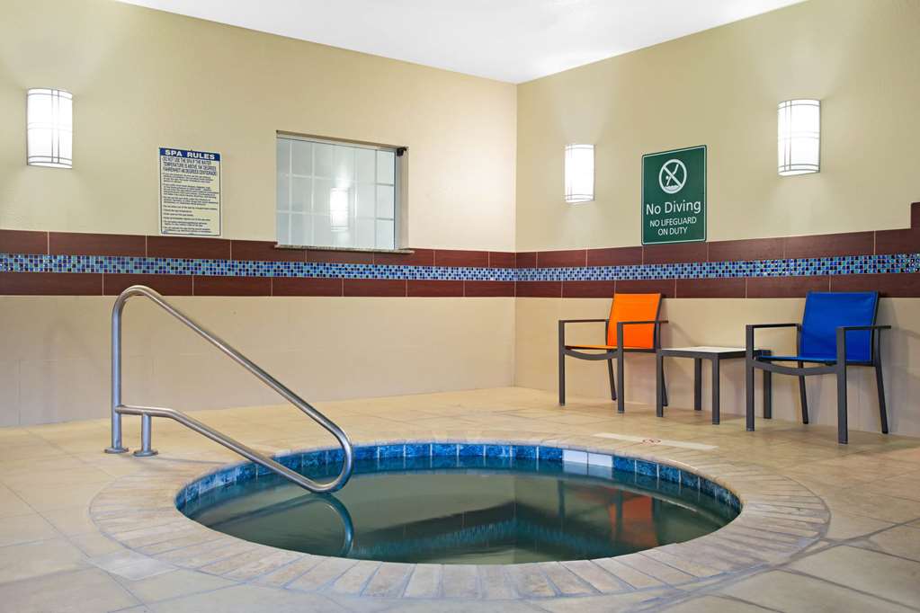La Quinta Inn & Suites by Wyndham Pearsall - photo 10