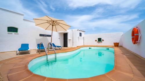 Villa with amazing views jacuzzi and private pool — 4-Star Luxury Hotel in San Bartolome, Spain
