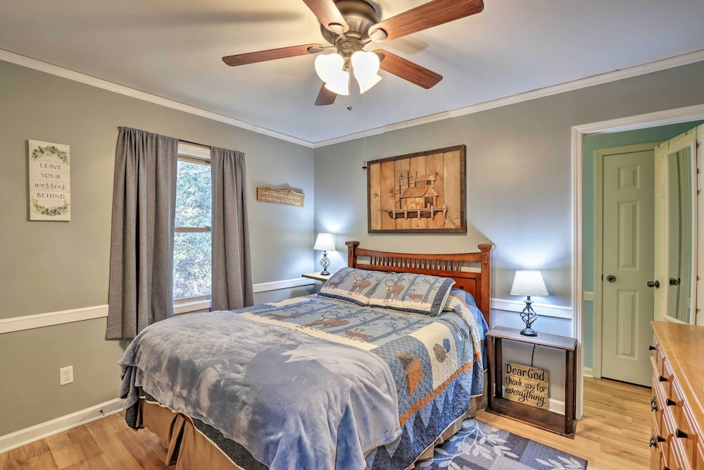 Mountain Getaway w Pond Grill & 2 Fire Pits — hotel in Andrews
