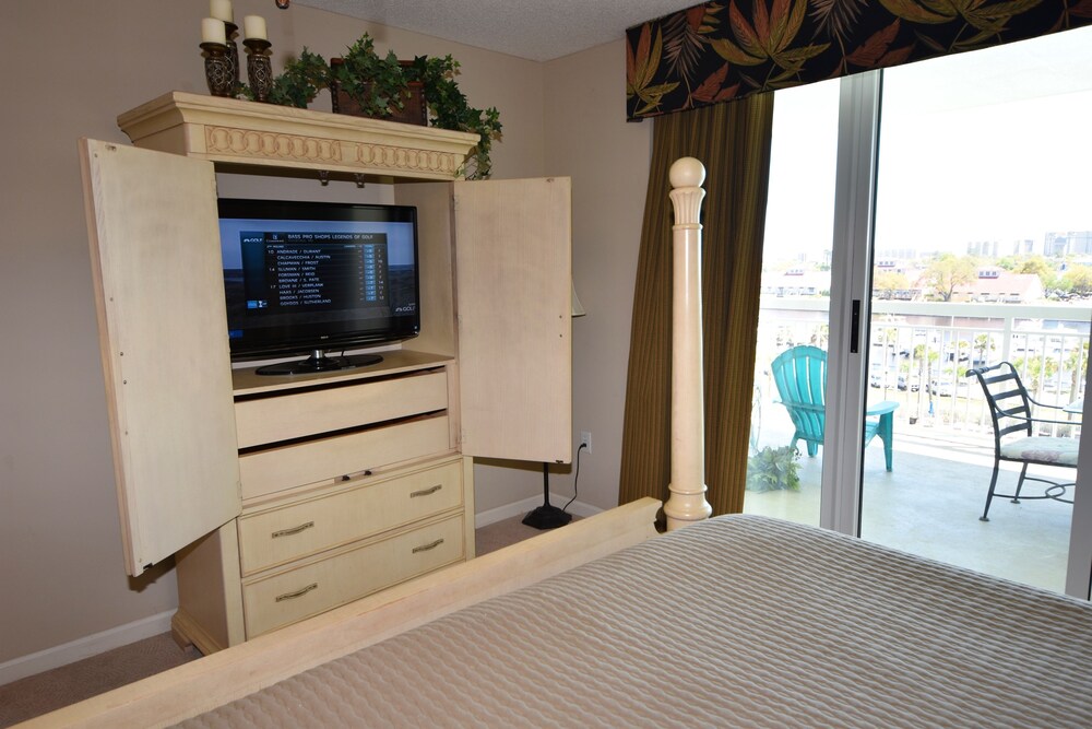 North Tower Apartment 606 - photo 3