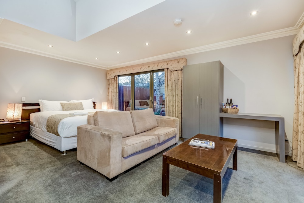 Seymours on Lydiard — 4-Star Luxury Hotel in Soldiers Hill, Australia