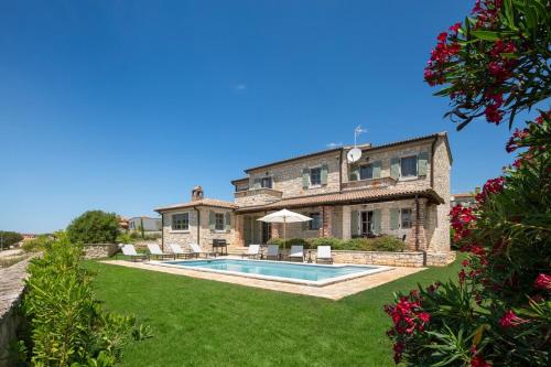 Rustic Villa Rorripa with a pool in Istria — 4-Star Luxury Hotel in Sveti Lovrec Pazenaticki, Croatia