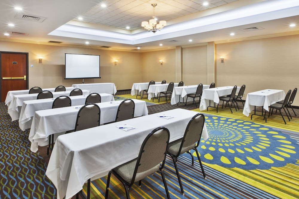 Holiday Inn Express Hotel & Suites Belleville by IHG - photo 59