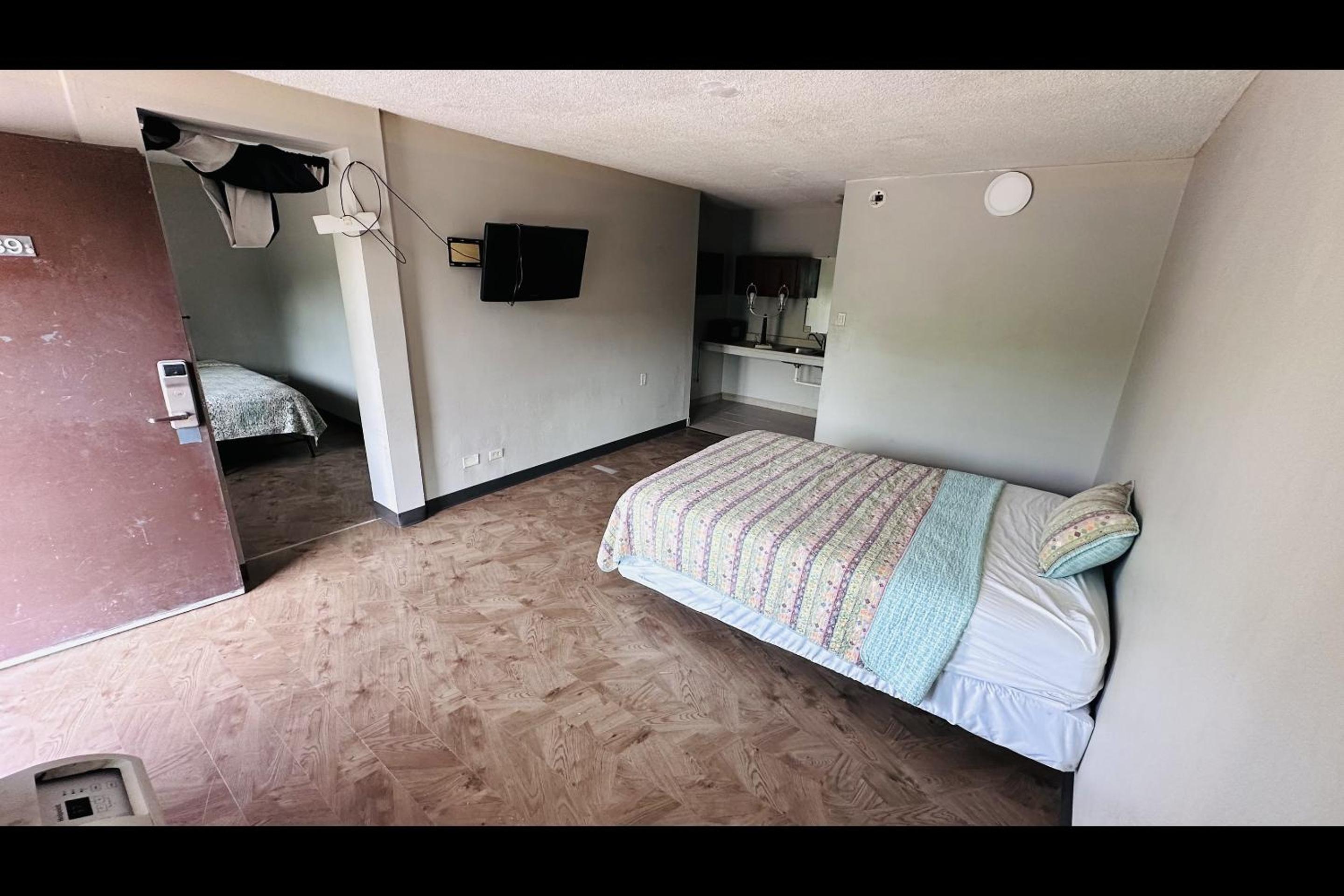 Hallmark Inn By OYO Fort Wayne - photo 16