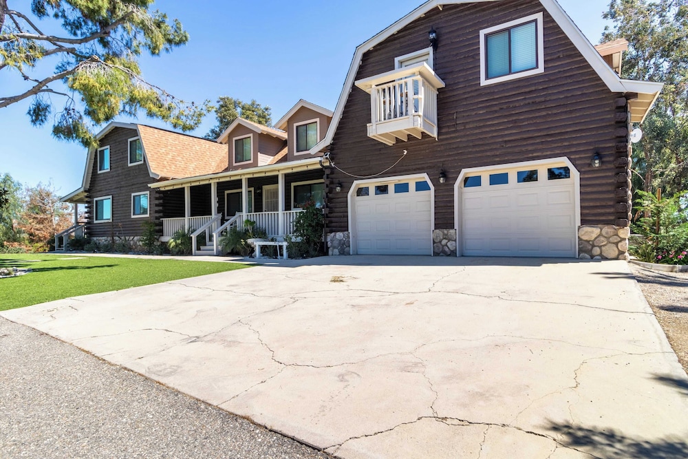 Chateau Syrah by AvantStay Picturesque Estate w Pool Hot Tub Table Tennis Pool Table New Pickleball Court Basketball hoop - photo 63