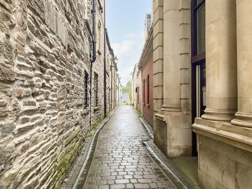 Cosy Seaside Town Cottage with Private Garden — 4-Star Luxury Hotel in Cardigan, United Kingdom