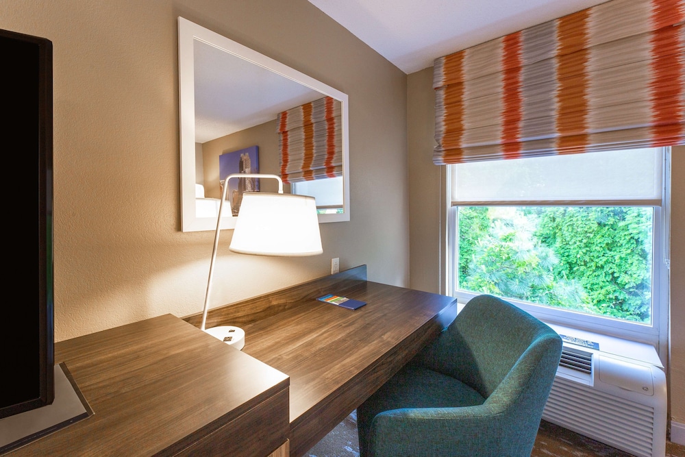 Hampton Inn & Suites Raleigh Cary Lenovo Center - photo 12