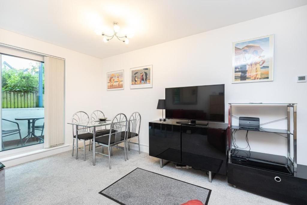 Blue Waters 2 By Bournecoast A Modern Apartment Near The Sandy Beaches Fm3590 — 4-Star Luxury Hotel in Bournemouth, United Kingdom