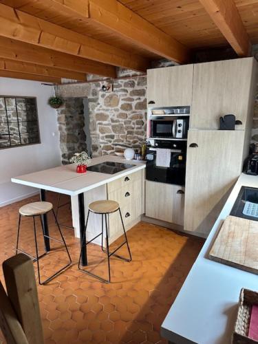 Jolie Maisonnette Proche Plage Et Activites Nautiques — hotel in Ploudalmezeau
