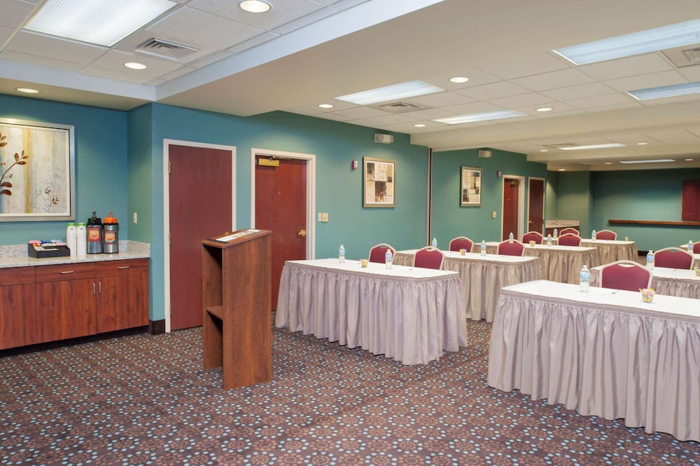 Hampton Inn and Suites Kokomo - photo 43