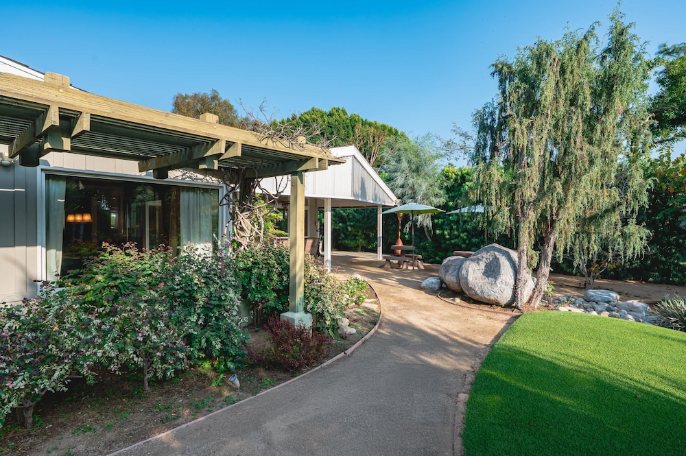 Bright Family Getaway Large Backyard Oasis Patio — Santa Ana