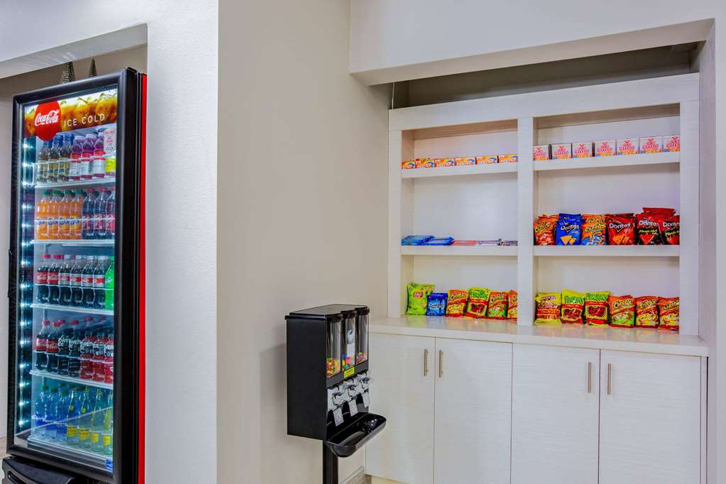 La Quinta Inn & Suites by Wyndham Mission at West McAllen - photo 33