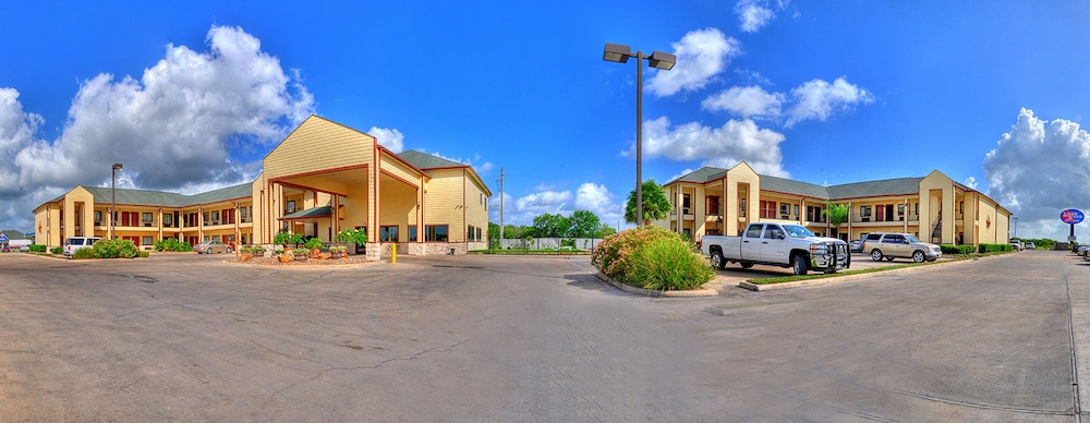 Lone Star Inn Suites — Victoria