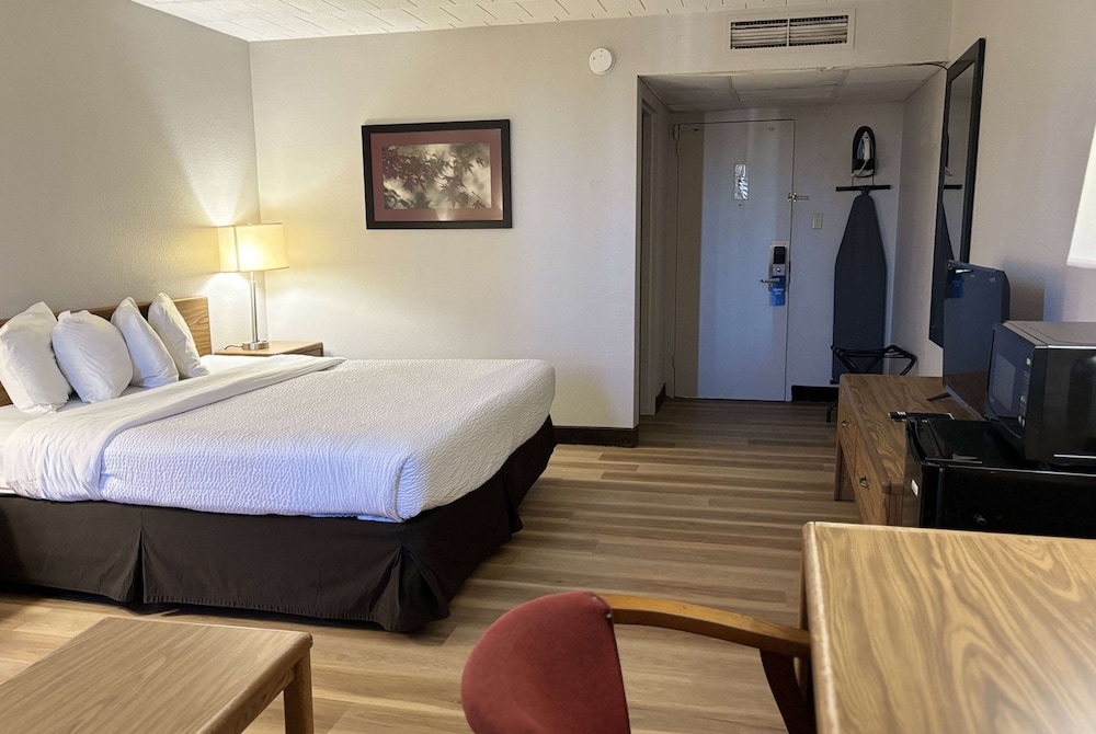 Days Inn by Wyndham Williamsport - photo 13