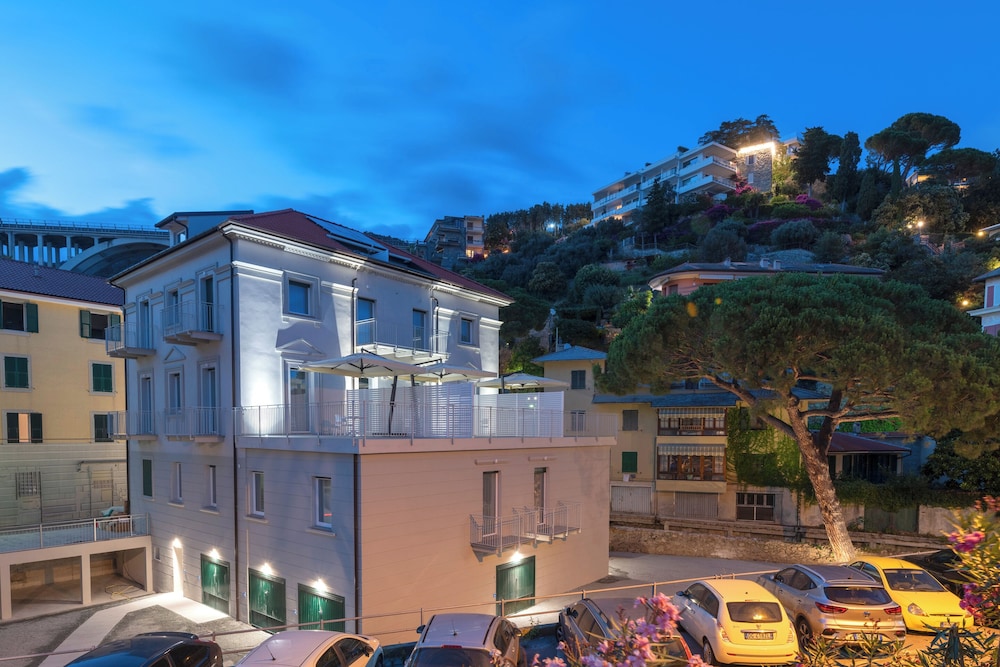 Villa Cadiz Apartments Varazze — 4-Star Luxury Hotel in Varazze, Italy