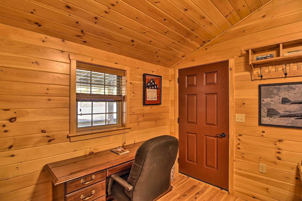 Cozy Anchors Away Cabin Hideaway with Fire Pit — Parsons — photo 5