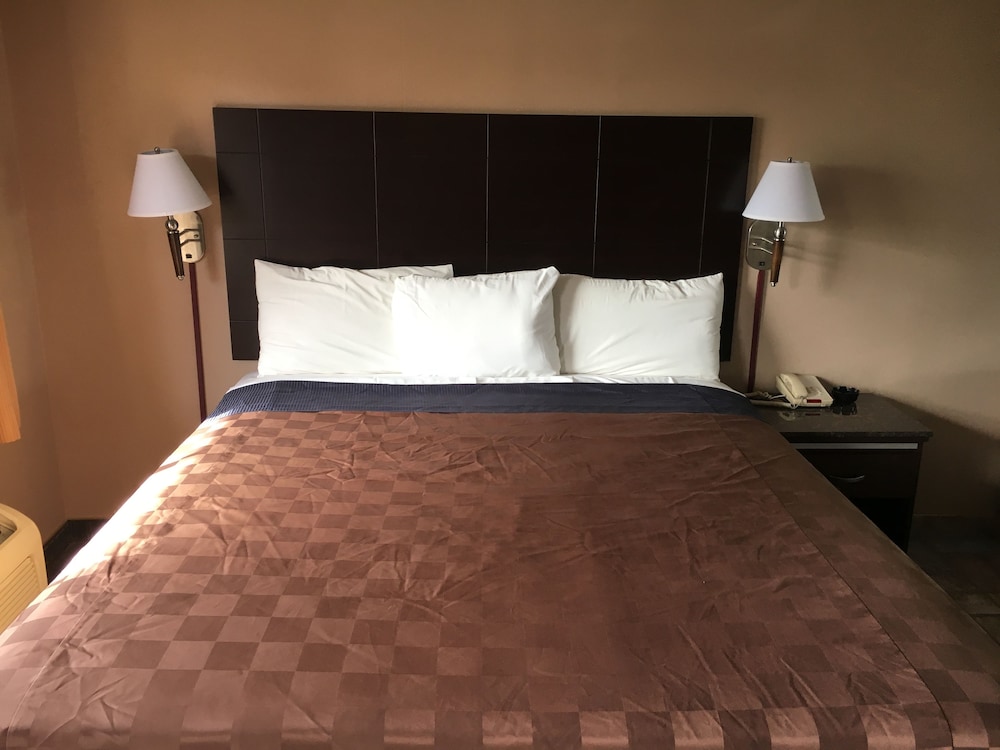 Del Amo Inn - photo 8