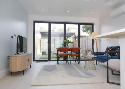 Stylish London Flat with Garden Close to City — 4-Star Luxury Hotel in London, United Kingdom