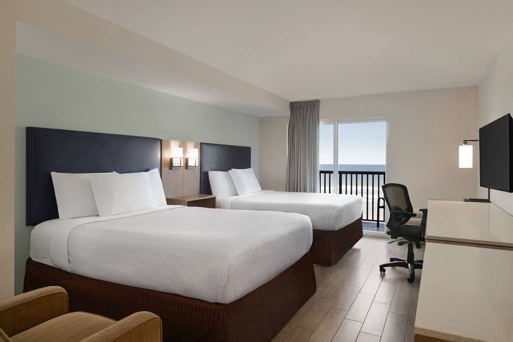 La Quinta Inn & Suites by Wyndham Oceanfront Daytona Beach - photo 17