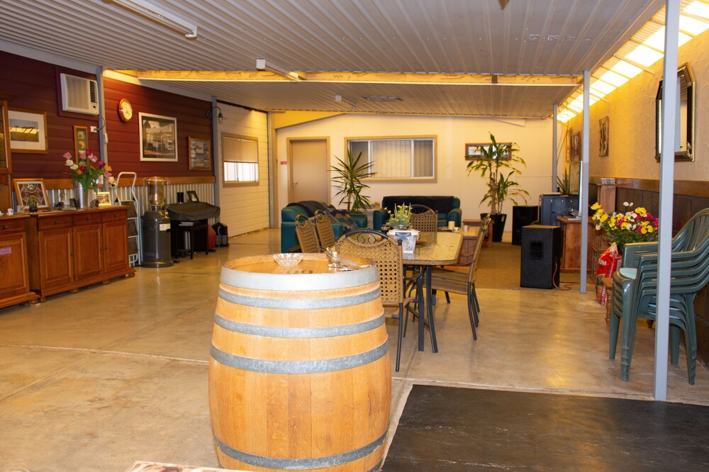 Chrissie S Dongara Pet Friendly — Cleve